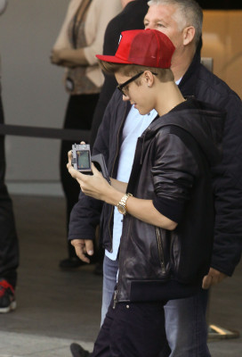 17.07 | Justin Bieber cumprimentando fãs na porta do hotel em Sydney