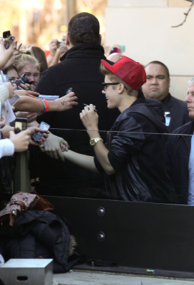 17.07 | Justin Bieber cumprimentando fãs na porta do hotel em Sydney