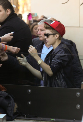 17.07 | Justin Bieber cumprimentando fãs na porta do hotel em Sydney