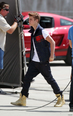 21.04 | Justin Bieber nos bastidores de Boyfriend
