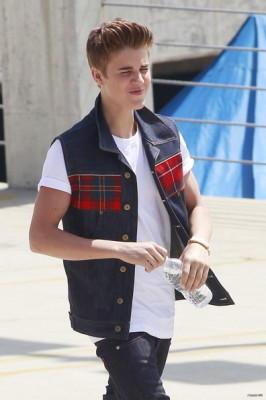 21.04 | Justin Bieber nos bastidores de Boyfriend
