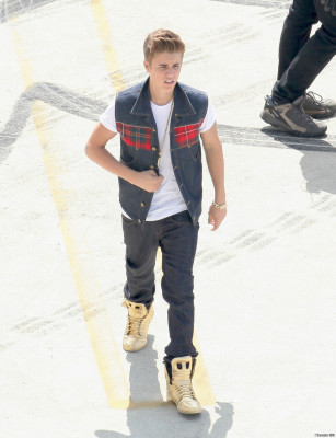 21.04 | Justin Bieber nos bastidores de Boyfriend