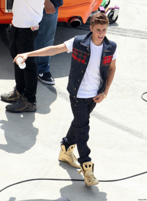 21.04 | Justin Bieber nos bastidores de Boyfriend