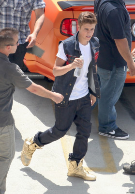 21.04 | Justin Bieber nos bastidores de Boyfriend