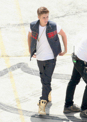 21.04 | Justin Bieber nos bastidores de Boyfriend