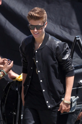 21.04 | Justin Bieber nos bastidores de Boyfriend