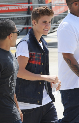 21.04 | Justin Bieber nos bastidores de Boyfriend