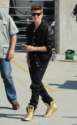 21.04 | Justin Bieber nos bastidores de Boyfriend