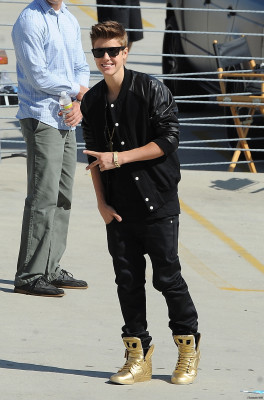 21.04 | Justin Bieber nos bastidores de Boyfriend