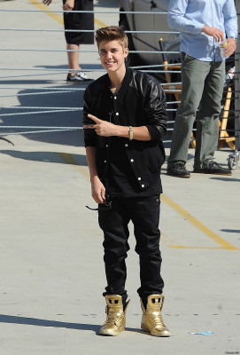 21.04 | Justin Bieber nos bastidores de Boyfriend