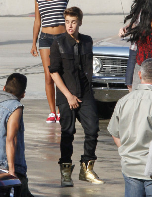 21.04 | Justin Bieber nos bastidores de Boyfriend