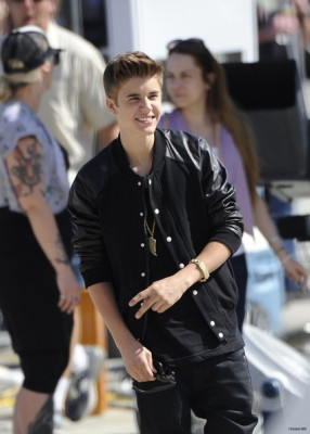 21.04 | Justin Bieber nos bastidores de Boyfriend