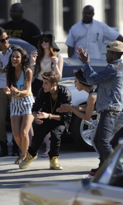 21.04 | Justin Bieber nos bastidores de Boyfriend
