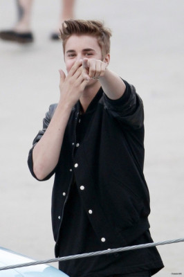 21.04 | Justin Bieber nos bastidores de Boyfriend