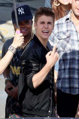 21.04 | Justin Bieber nos bastidores de Boyfriend