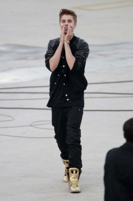 21.04 | Justin Bieber nos bastidores de Boyfriend