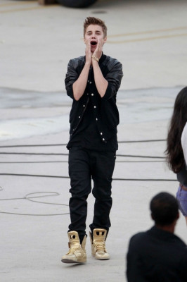 21.04 | Justin Bieber nos bastidores de Boyfriend