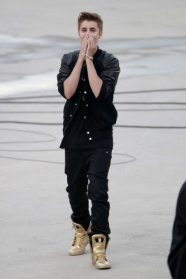 21.04 | Justin Bieber nos bastidores de Boyfriend