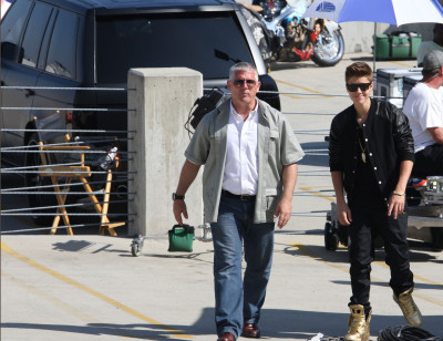 21.04 | Justin Bieber nos bastidores de Boyfriend
