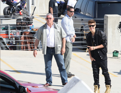 21.04 | Justin Bieber nos bastidores de Boyfriend