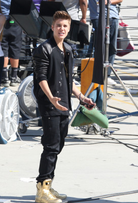 21.04 | Justin Bieber nos bastidores de Boyfriend