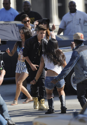 21.04 | Justin Bieber nos bastidores de Boyfriend