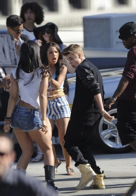 21.04 | Justin Bieber nos bastidores de Boyfriend