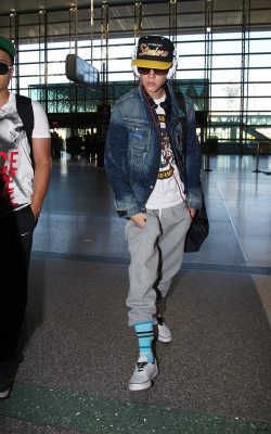 28.01 | Justin Bieber no aeroporto internacional de Los Angeles