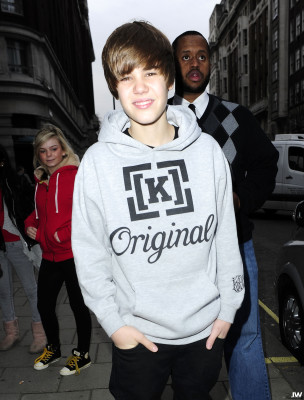18.03 | Justin Bieber deixando seu hotel em Londres