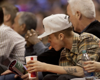27.12 | Justin Bieber e Ryan Butler no jogo dos Clippers em LA