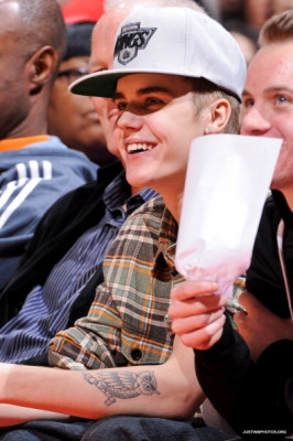 27.12 | Justin Bieber e Ryan Butler no jogo dos Clippers em LA