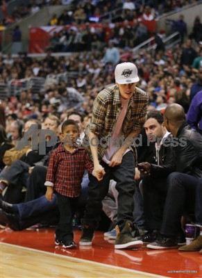 27.12 | Justin Bieber e Ryan Butler no jogo dos Clippers em LA