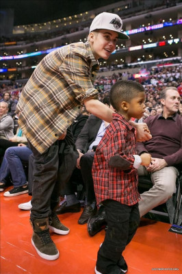 27.12 | Justin Bieber e Ryan Butler no jogo dos Clippers em LA