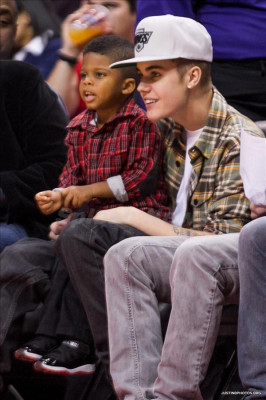 27.12 | Justin Bieber e Ryan Butler no jogo dos Clippers em LA