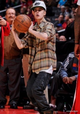 27.12 | Justin Bieber e Ryan Butler no jogo dos Clippers em LA