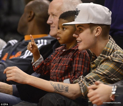 27.12 | Justin Bieber e Ryan Butler no jogo dos Clippers em LA
