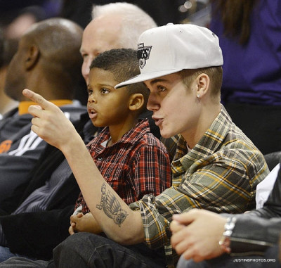 27.12 | Justin Bieber e Ryan Butler no jogo dos Clippers em LA