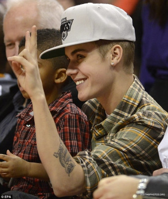 27.12 | Justin Bieber e Ryan Butler no jogo dos Clippers em LA