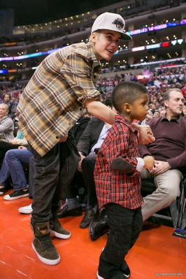 27.12 | Justin Bieber e Ryan Butler no jogo dos Clippers em LA