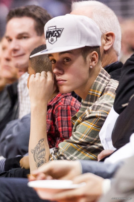 27.12 | Justin Bieber e Ryan Butler no jogo dos Clippers em LA