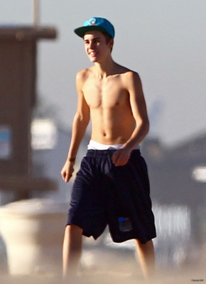 01.04 | Justin Bieber na praia com Jeremy Bieber em Los Angeles