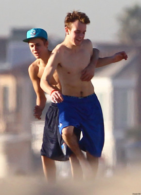 01.04 | Justin Bieber na praia com Jeremy Bieber em Los Angeles