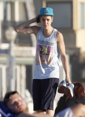 01.04 | Justin Bieber na praia com Jeremy Bieber em Los Angeles