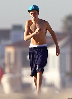01.04 | Justin Bieber na praia com Jeremy Bieber em Los Angeles