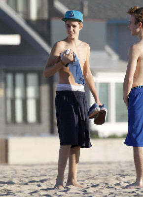 01.04 | Justin Bieber na praia com Jeremy Bieber em Los Angeles
