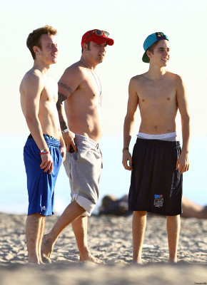 01.04 | Justin Bieber na praia com Jeremy Bieber em Los Angeles