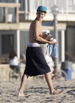01.04 | Justin Bieber na praia com Jeremy Bieber em Los Angeles