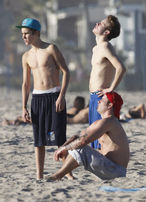 01.04 | Justin Bieber na praia com Jeremy Bieber em Los Angeles