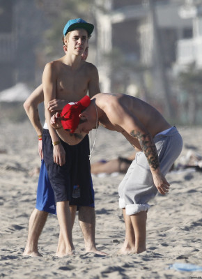 01.04 | Justin Bieber na praia com Jeremy Bieber em Los Angeles