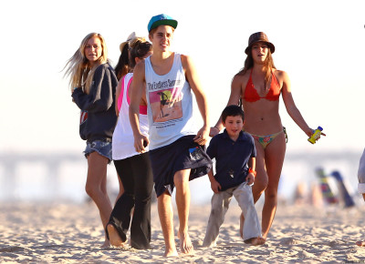 01.04 | Justin Bieber na praia com Jeremy Bieber em Los Angeles